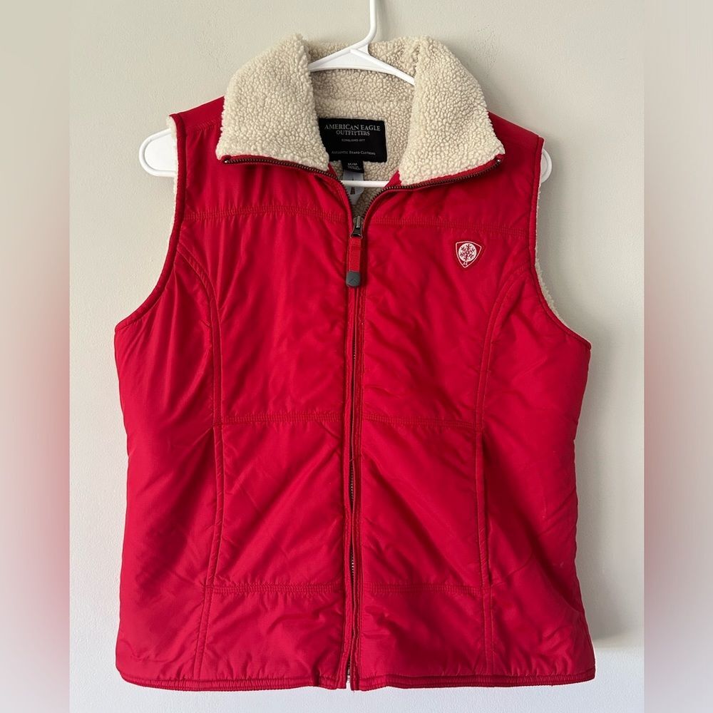 American Eagle Shelter Series Red Vest Sherpa Lined Size Medium Athleisure
